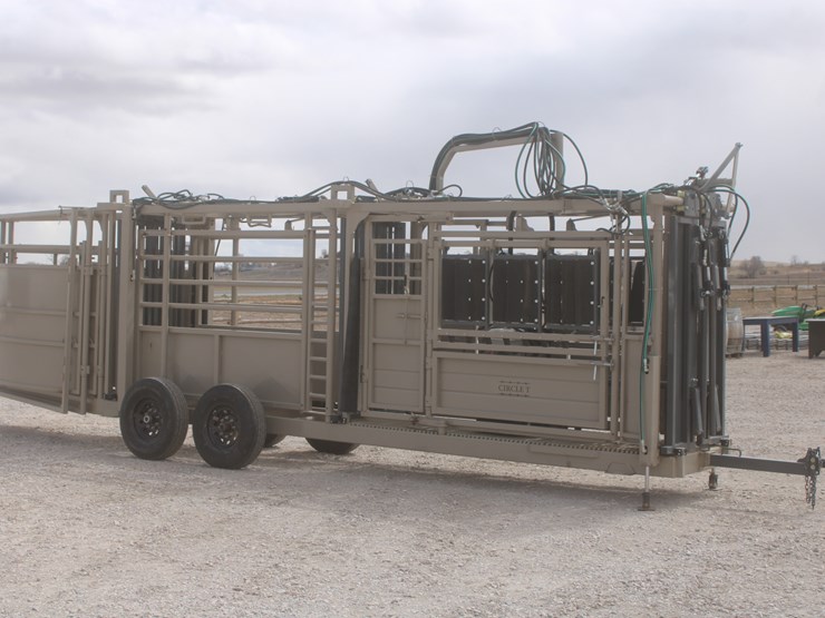 #1083-•-new-circle-t-portable-complete-cattle-processing-system-image-5