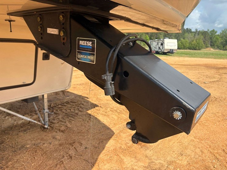 2016-forest-river-sabre-5th-wheel-travel-trailer-image-29