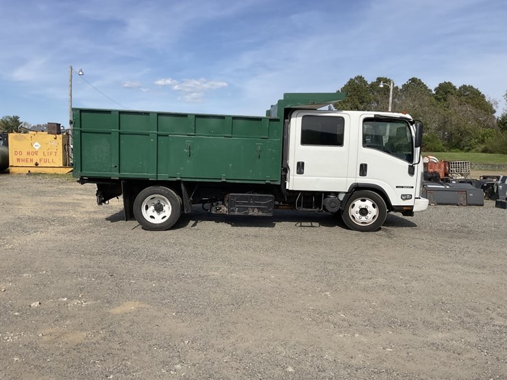 2017-isuzu-nqr-image-1