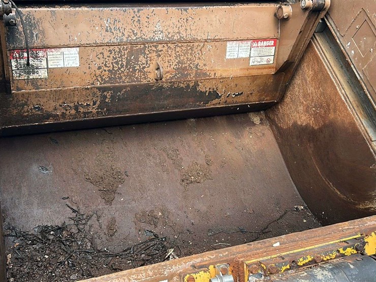 2013-ud-ud3300-s/a-garbage-truck-image-94