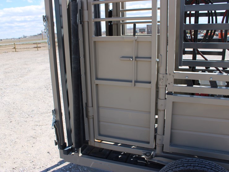 #1085-•-new-circle-t-portable-hydraulic-squeeze-chute-image-34