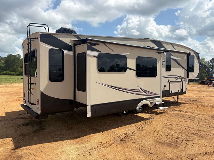 2016-forest-river-sabre-5th-wheel-travel-trailer-image-5