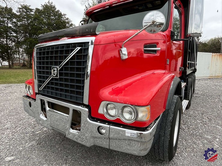 2011-volvo-truck-vhd-tri-axle-dump-truck-image-23