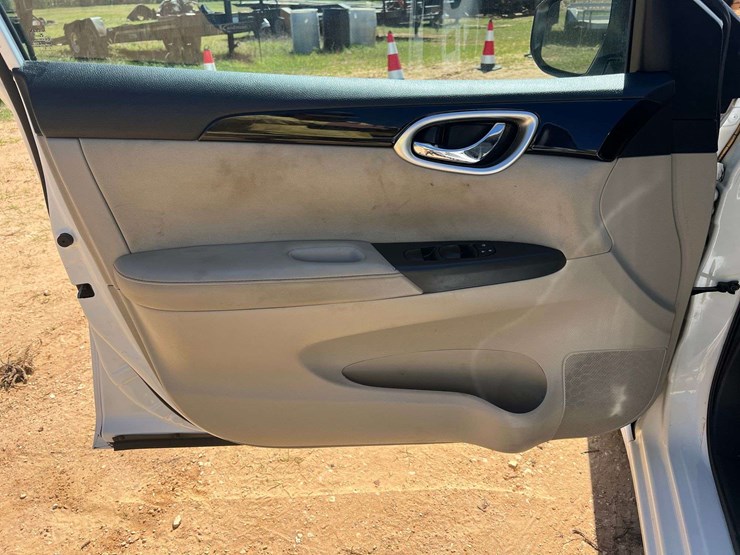 2017-nissan-sentra-sv-4-door-sedan-(169,691-miles)-image-9