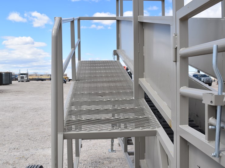 #1084-•-new-circle-t-portable-loading-chute-with-catwalk-image-21