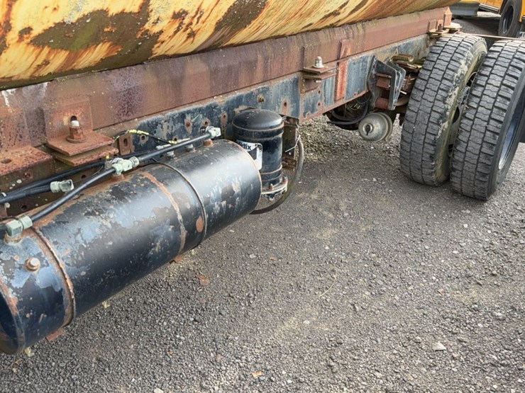 1985-international-s1900-image-11