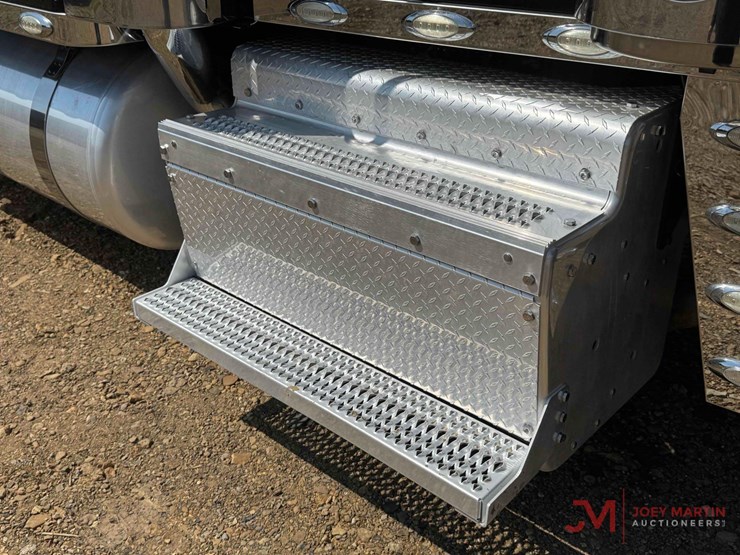2015-peterbilt-389-image-44