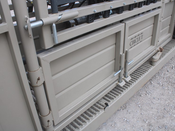 #1083-•-new-circle-t-portable-complete-cattle-processing-system-image-35