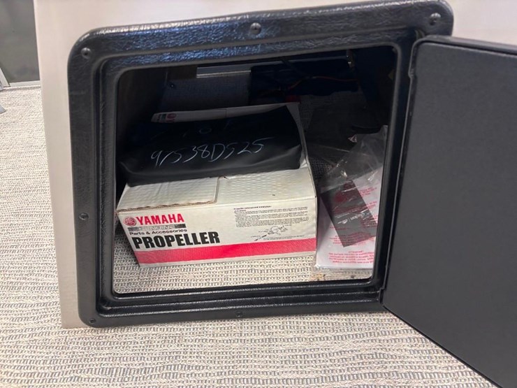 2025-g3-suncatcher-select-18f-pontoon-image-32