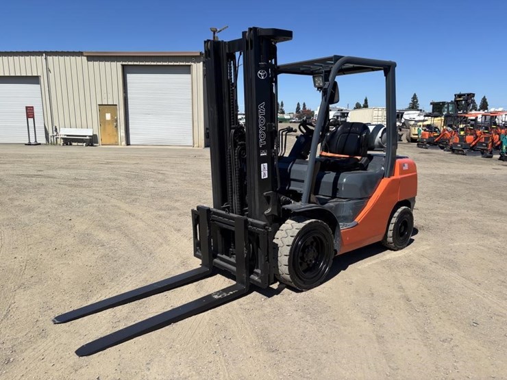 2017-toyota-8fgu30-image-1