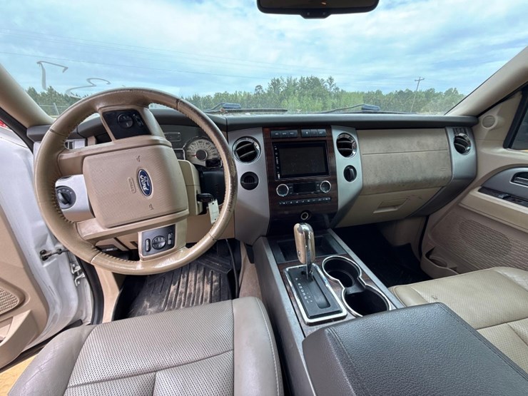 2011-ford-expedition-xlt-image-10
