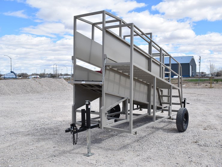 #1084-•-new-circle-t-portable-loading-chute-with-catwalk-image-10