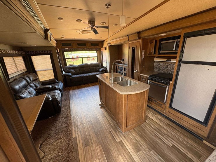 2016-forest-river-sabre-5th-wheel-travel-trailer-image-8