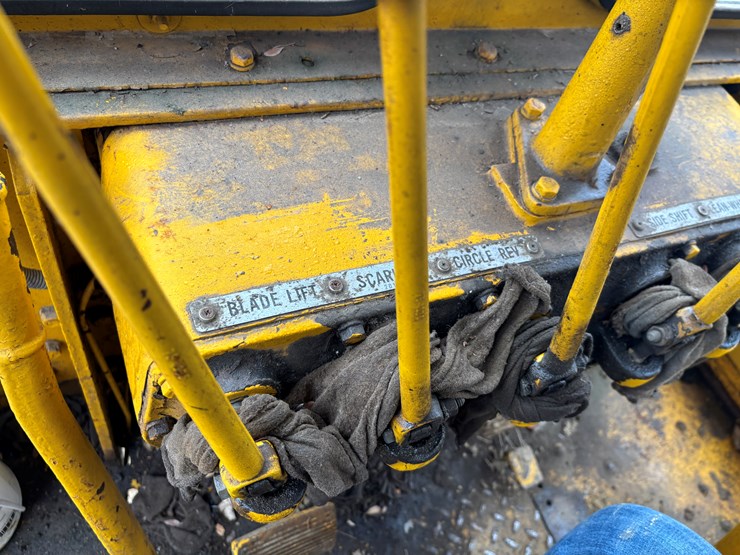 caterpillar-12-image-28