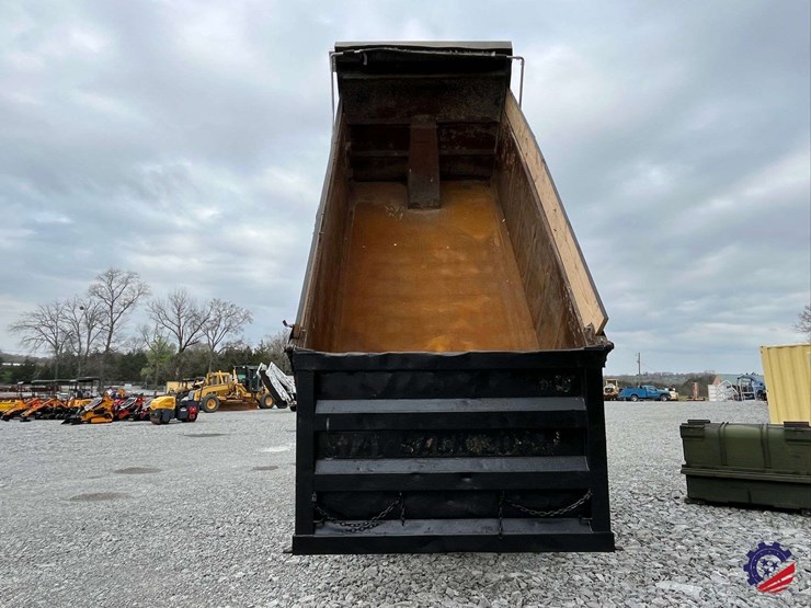 2011-volvo-truck-vhd-tri-axle-dump-truck-image-94