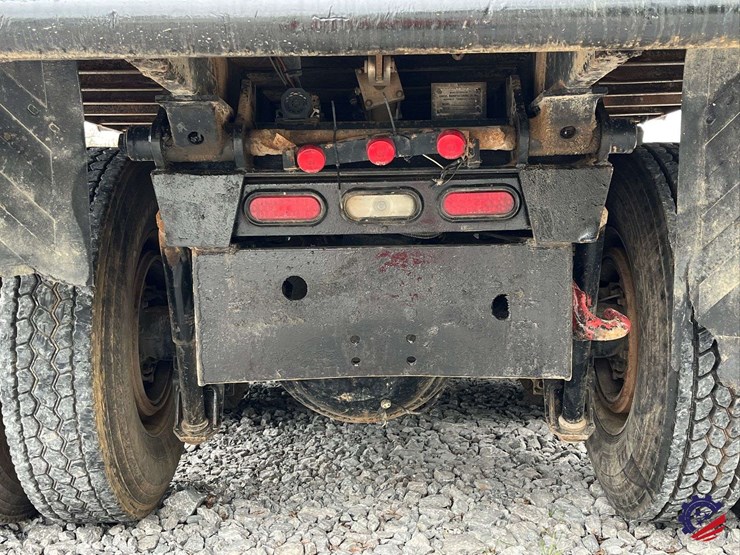 2011-volvo-truck-vhd-tri-axle-dump-truck-image-38