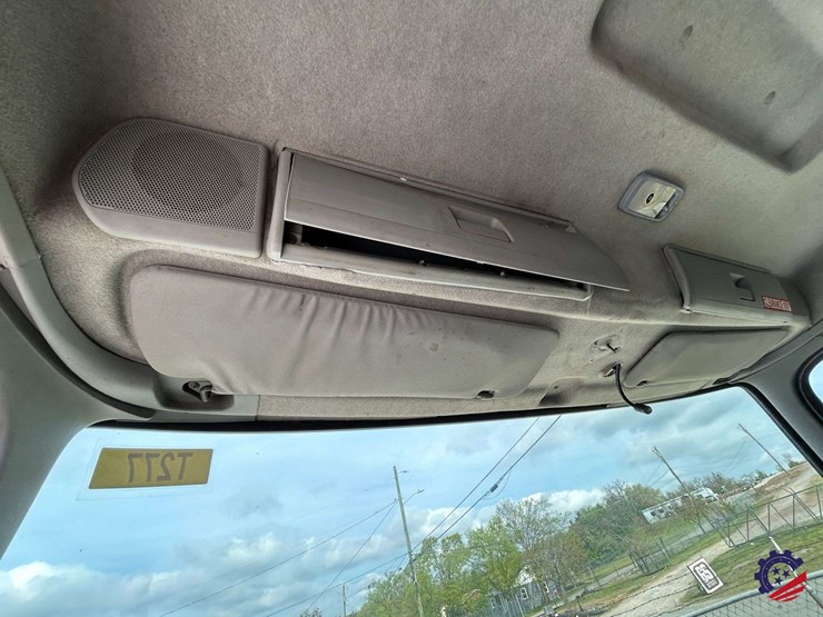 2013-ud-ud3300-s/a-garbage-truck-image-77