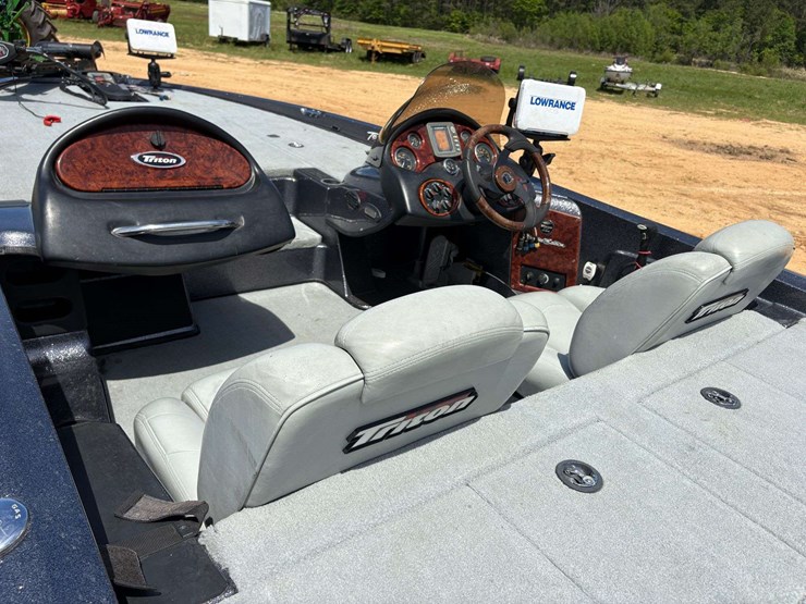 2005-triton-tr-196-w/-tandem-axle-boat-trailer-image-9