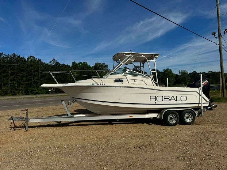 robalo-2240-walkaround-yacht-boat-with-cabin-image-1