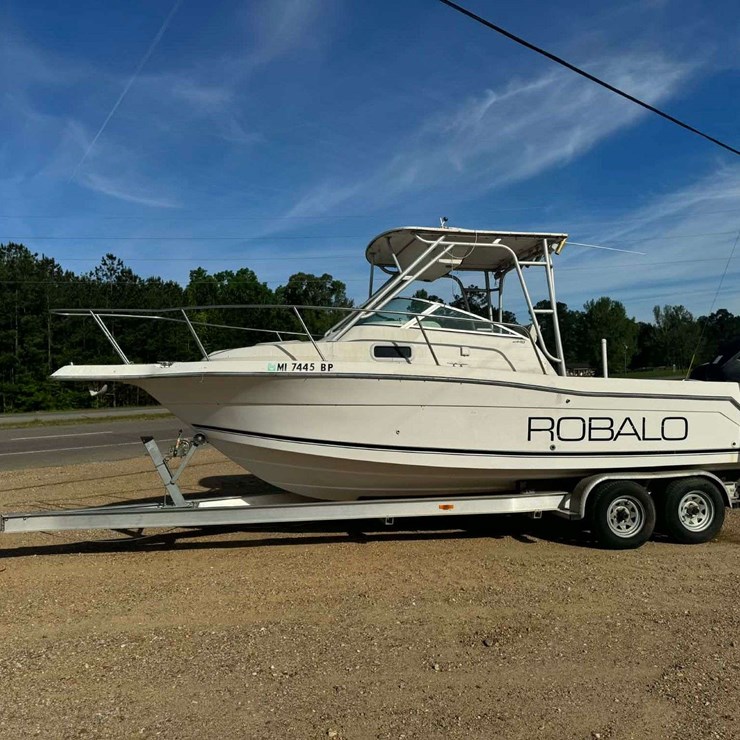 Robalo 2240 Walkaround Yacht Boat With Cabin