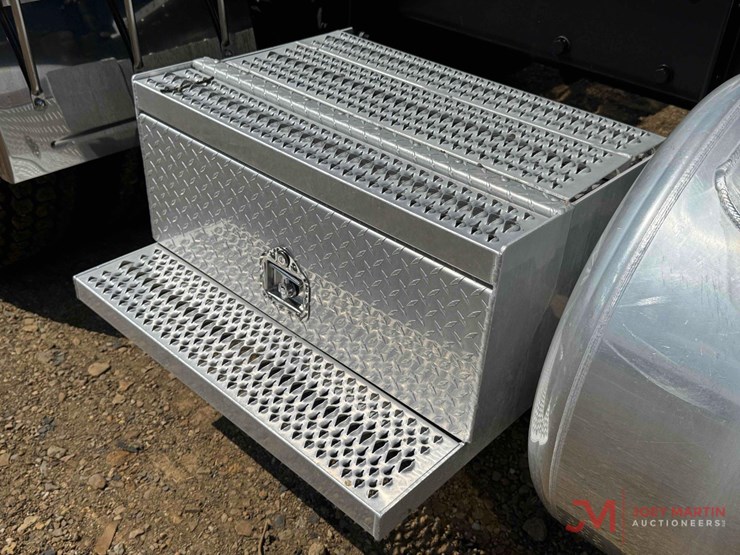 2015-peterbilt-389-image-46