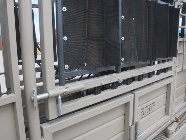 #1083-•-new-circle-t-portable-complete-cattle-processing-system-image-36