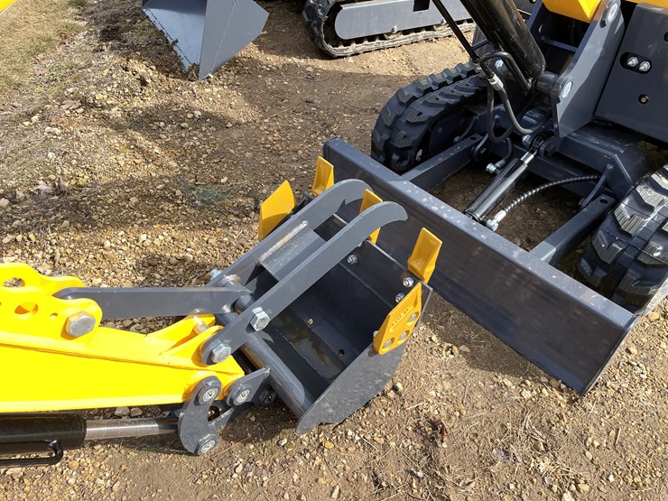 #900-•-landhonor-mini-excavator-image-9