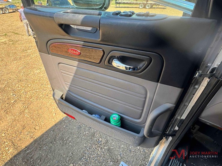 2015-peterbilt-389-image-36