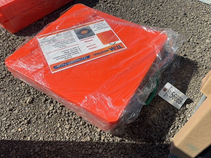 #1072-•-qty-(4)-18"-x-18"-crane-pads-image-1