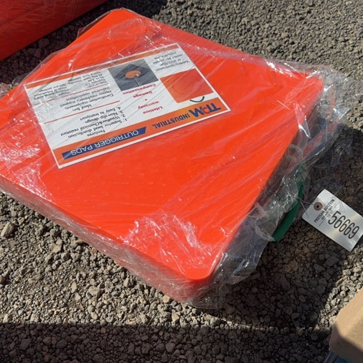 #1072 • QTY (4) 18" X 18" CRANE PADS