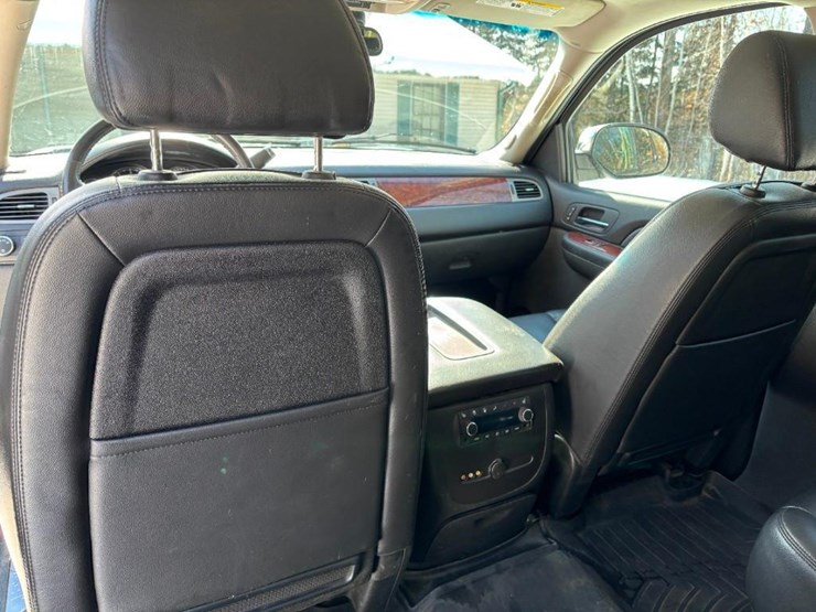 2009-chevrolet-suburban-image-22