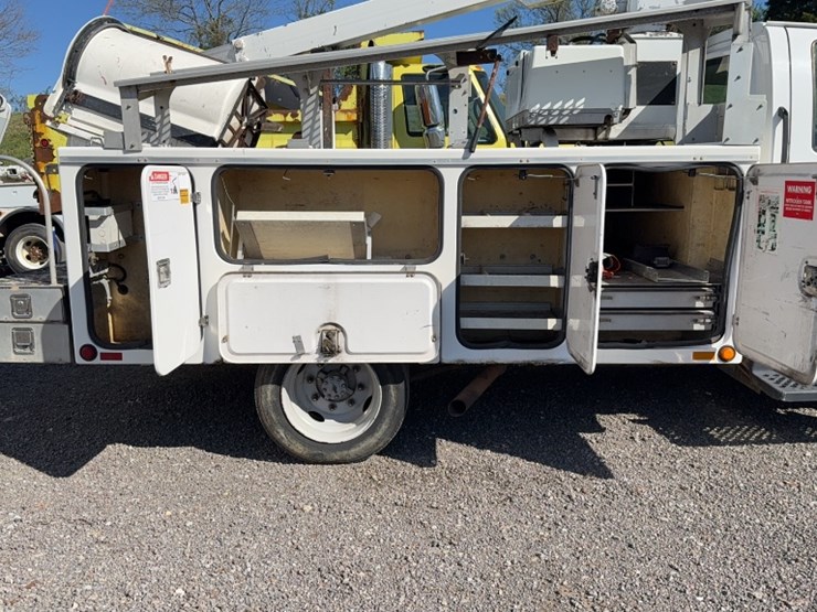 2004-gmc-5500-image-7