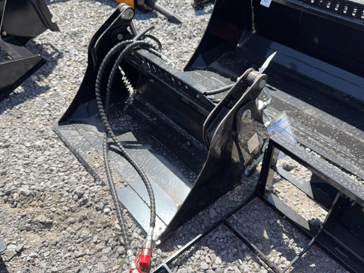 #6072-•-future-40"-dingo-4in1-bucket-image-1