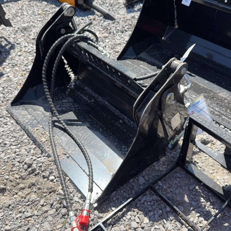 #6072 • FUTURE 40" DINGO 4IN1 BUCKET