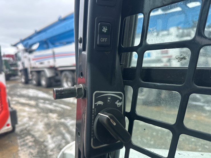 2022-bobcat-t770-image-35