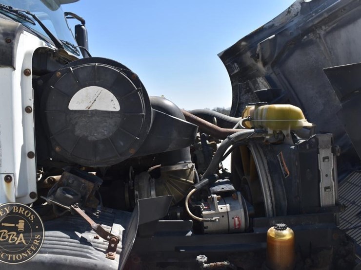 1999-volvo-vnl64t300-image-33