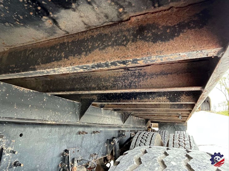 2011-volvo-truck-vhd-tri-axle-dump-truck-image-28