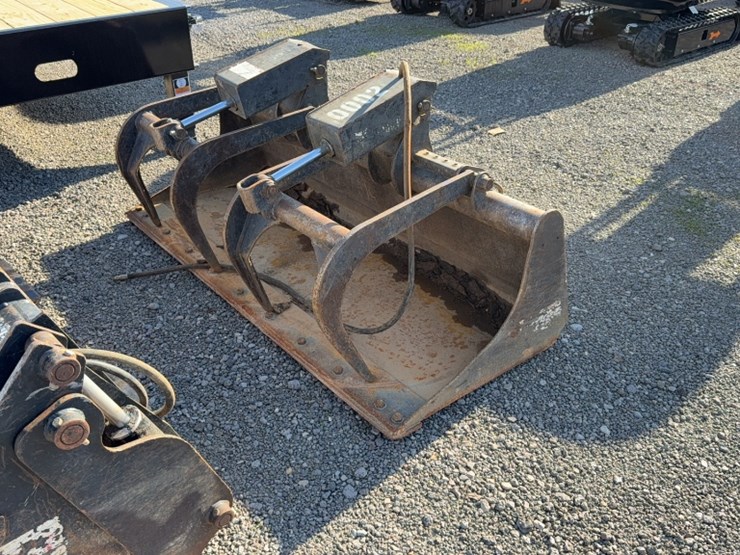 #2065-•-bobcat-72"-skid-steer-2-cylinder-grapple-bucket-image-2