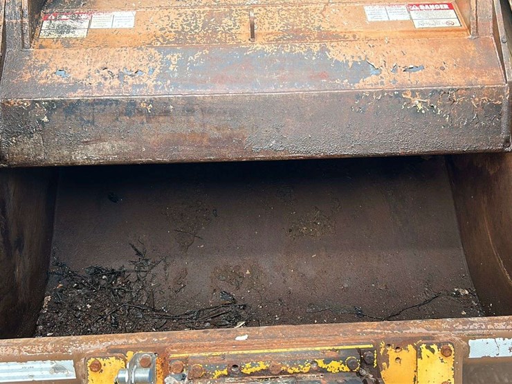 2013-ud-ud3300-s/a-garbage-truck-image-95