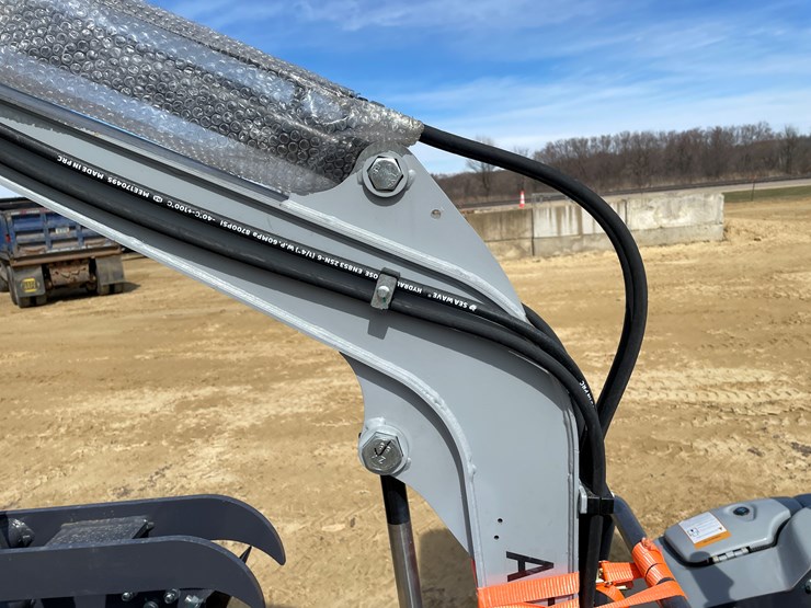 #902-•-new-land-hero-rt15r-mini-excavator-image-35