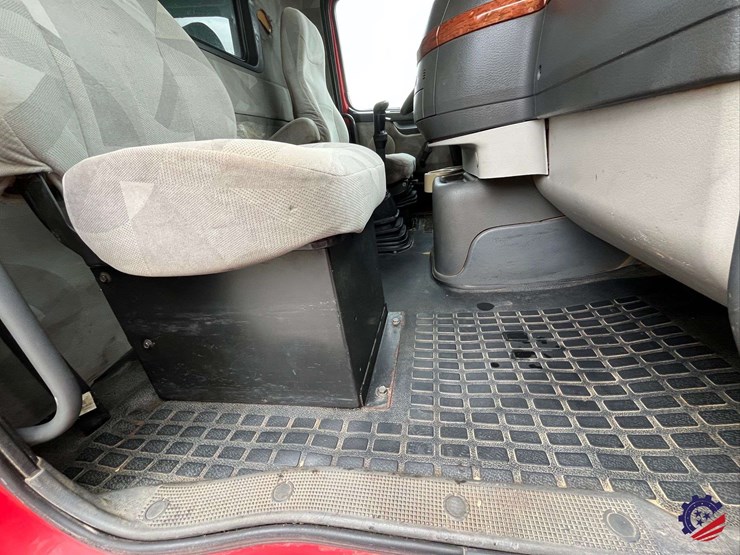 2011-volvo-truck-vhd-tri-axle-dump-truck-image-68