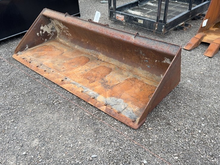 #2042-•-cat-84"-skid-steer-smooth-bucket-image-1