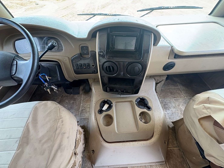 2014-ford-f-53-motorhome-image-16