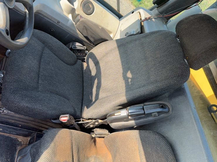 2017-caterpillar-745-image-16