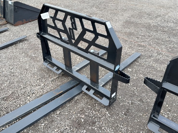 #2028-•-blue-diamond-42"-skid-steer-pallet-forks-image-3