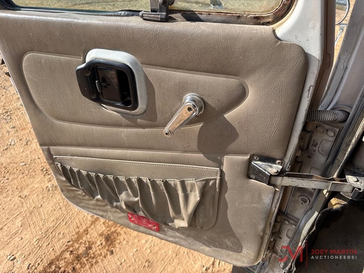 2001-mack-ch613-image-40