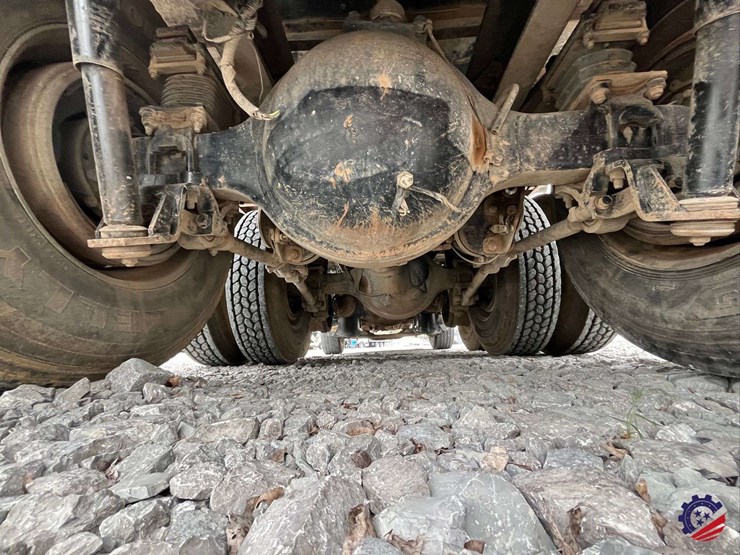 2011-volvo-truck-vhd-tri-axle-dump-truck-image-41