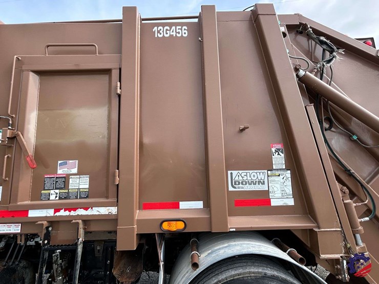 2013-ud-ud3300-s/a-garbage-truck-image-45
