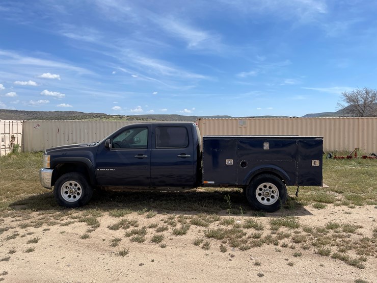 2009-chevrolet-2500-image-2