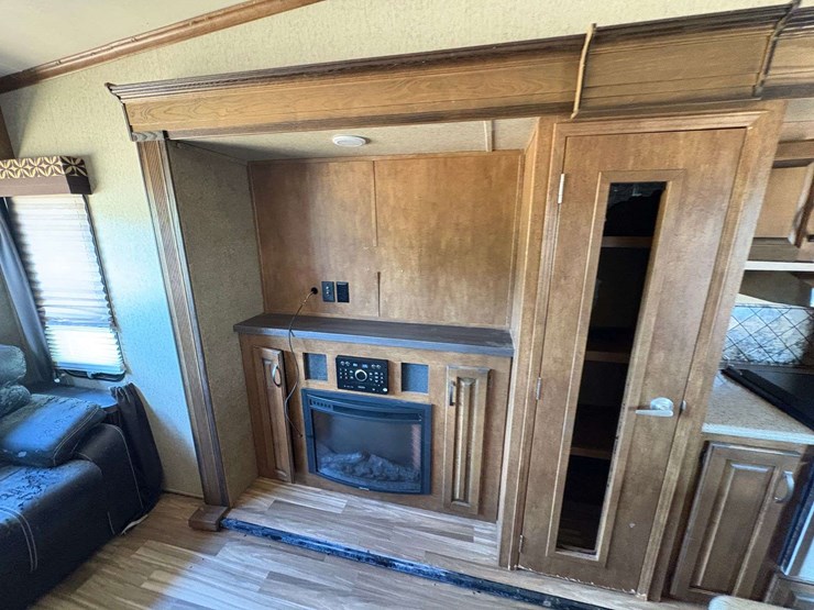 2016-forest-river-sabre-5th-wheel-travel-trailer-image-13